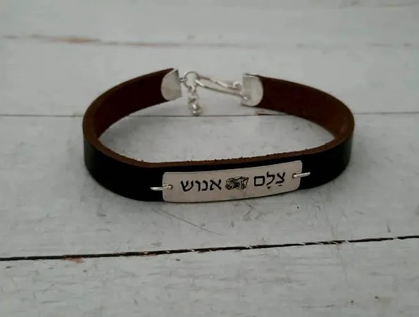 צמיד עור שטוח ולוחית כסף 925 עם חריטה בהתאמה אישית