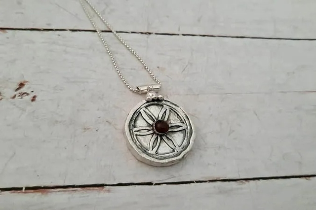 שרשרת כסף 925 עם תליון דמוי שעון עתיק