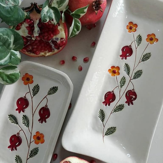 סט מגשי קרמיקה מעוטרים בענפי רימונים