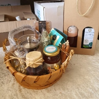 סלסלה עם "מגדנות" תוצרת ארץ ישראל