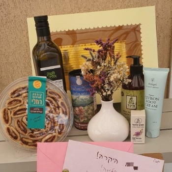 מארז פינוק אמיתי המשלב קוסמטיקה טבעית ומוצרי איכות