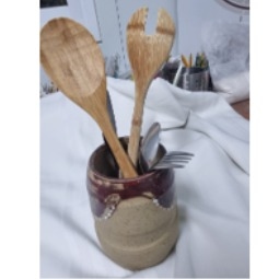 כלי קרמיקה לסכום וכלי עץ