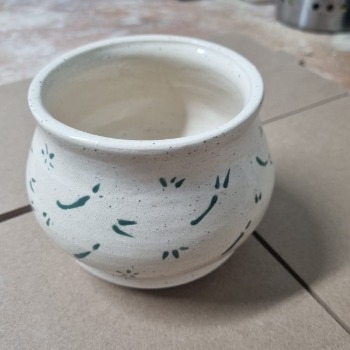 כלי קרמיקה לבן בעיטור ירוק עדין
