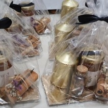 נר זהב, דבש, מקלות קינמון ובשמים