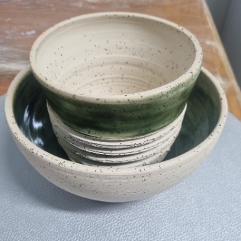 שלושה כלים קרמיקה בירוק