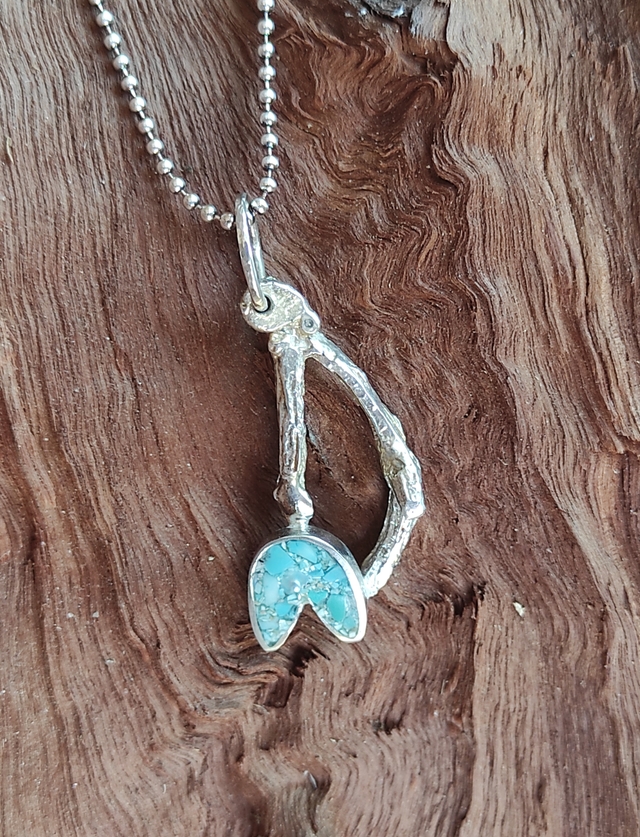 שרשרת עם תליון ענף מכסף ופרח טורקיז