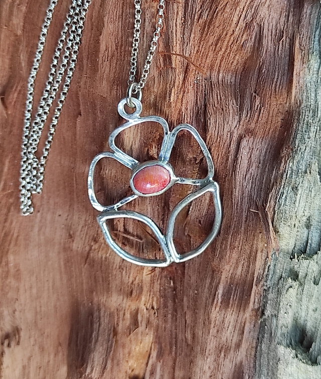 שרשרת תליון מכסף עם פרח ואבן חן