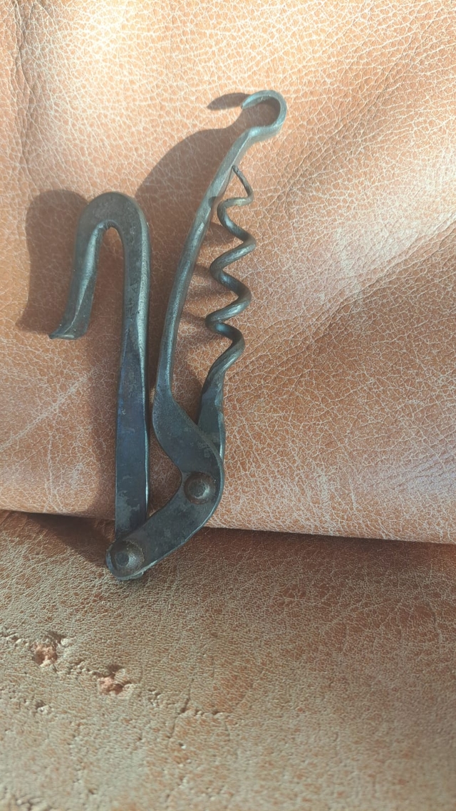 פותחן מתכת עשוי בנפחות