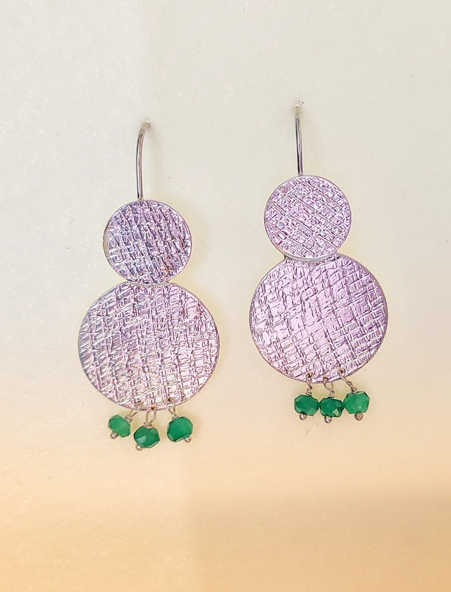 זוג עגילי כסף תלוי עם טיפות ירוקות