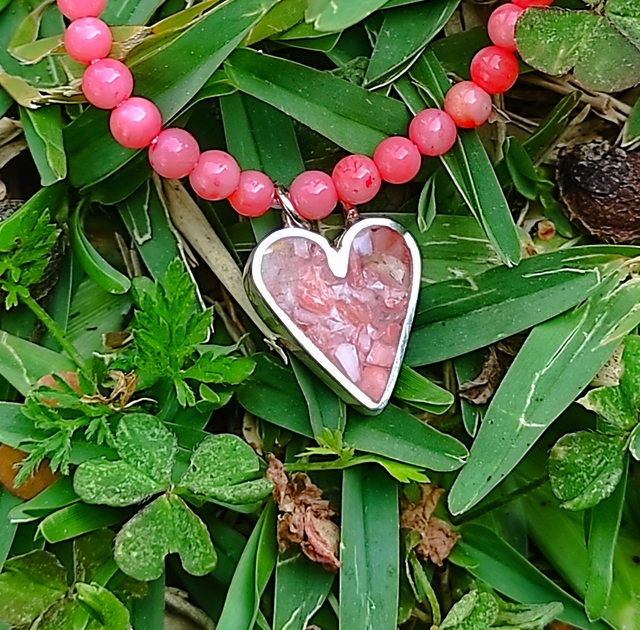 מחרוזת קורל עדינה עם לב קורל