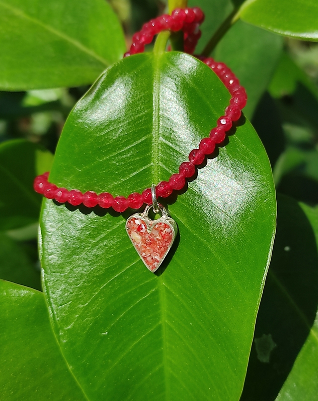 מחרוזת אבני חן עם לב מכסף ואבני חן גרוסות