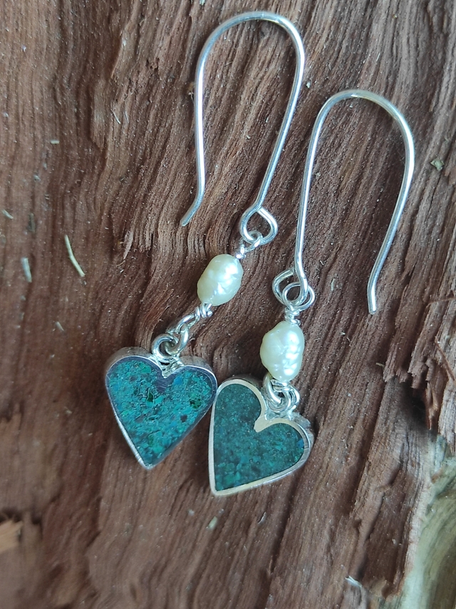 זוג עגילים לבבות תלוי עם אבני חן גרוסות וטיפת פנינה