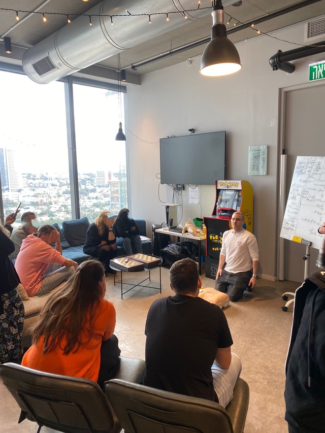 סדנת עזרה ראשונה חוויתית לחברות וארגונים (עד 15 משתתפים)