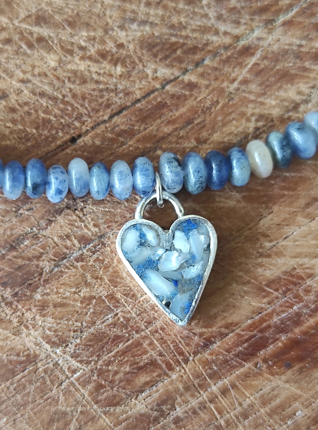 מחרוזת אבני חן תכלת עם לב מכסף ואבני חן גרוסות