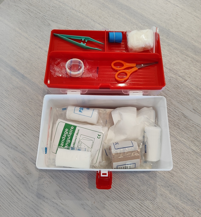 ערכת עזרה ראשונה בקופסת פלסטיק מרובעת