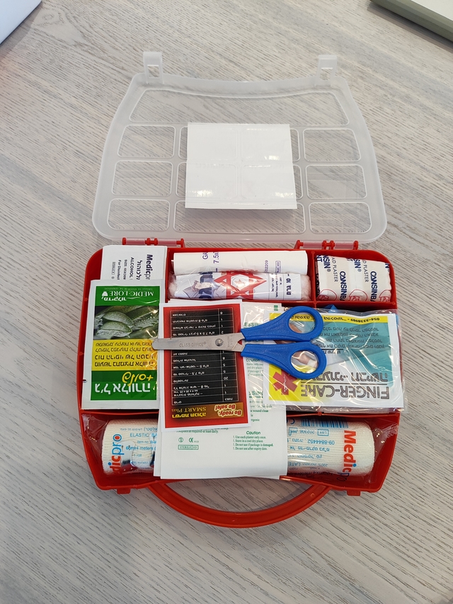 ערכת עזרה ראשונה קשיחה עם תאי חלוקה