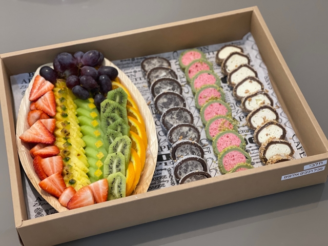 מגש פירות זוגי משולב סושי שוקולד 27 יחידות