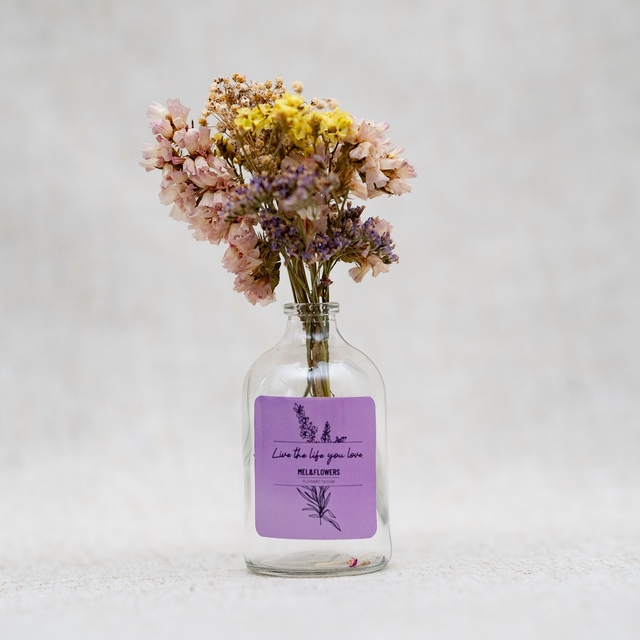 בקבוק שקוף משולב פרחים