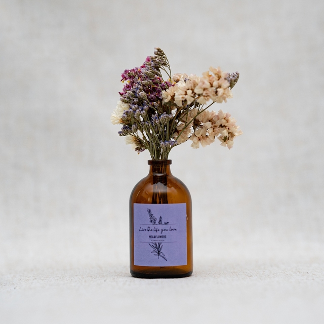 בקבוק חום עם פרחים מיובשים