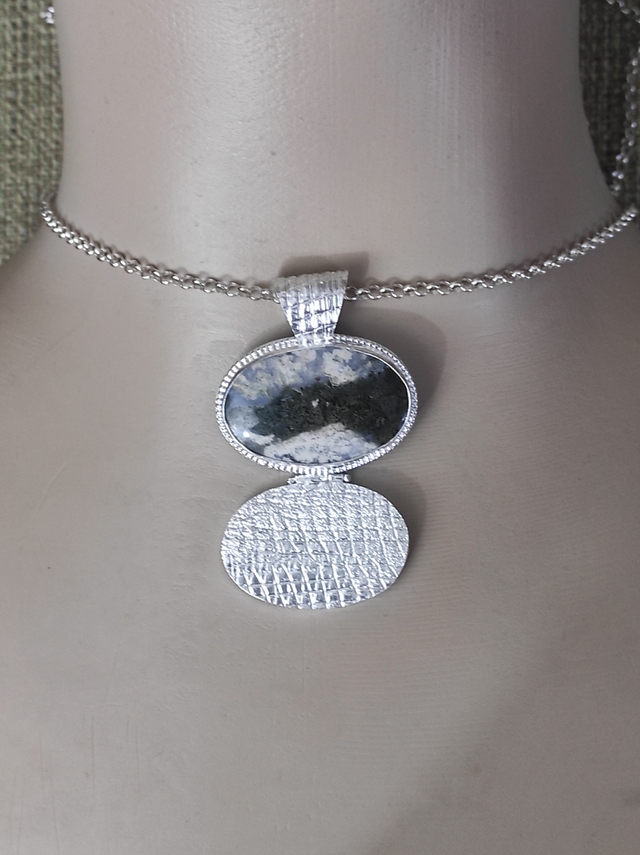 תליון מדהים ,עשוי משני חלקים עם ציר ומשובץ באבן חן . אורך-7 סמ' רוחב=4 סמ' שרשרת אורך 60 סמ'