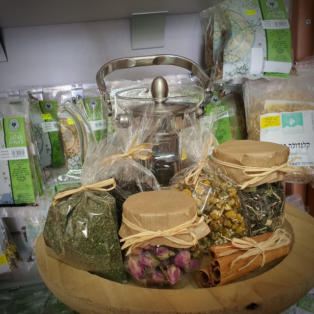 מארז קנקן וחליטות מחמם ומפנק על מגש עץ!