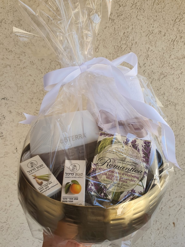 מארז אכותי ואישי- דיפיוזר של דוטרה, נר סויה ריחני, מגבת יוקרתית ושמנים ארומטיים