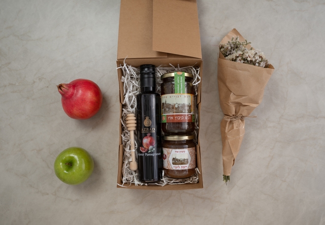 "מארז חגיגי "עוטפים באהבה