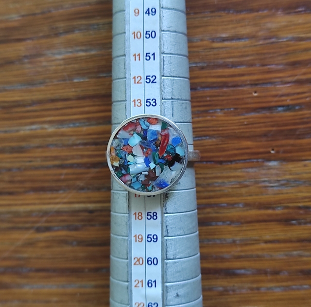 טבעת יפהפייה , מכסף ואבני חן גרוסות.