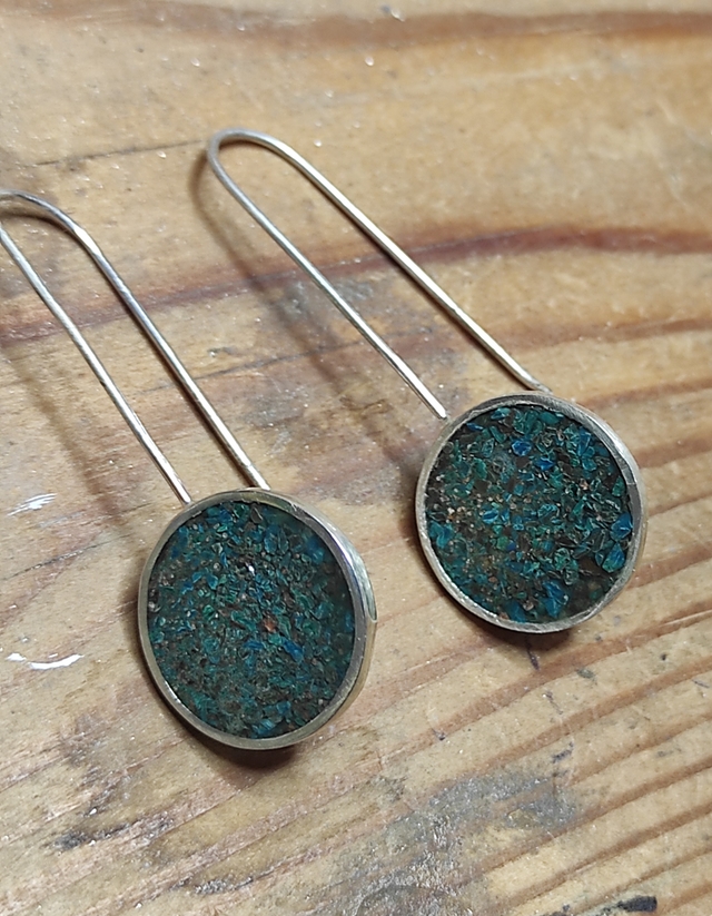 עגיל כסף תלוי עם אבני חן גרוסות ,מלכית.