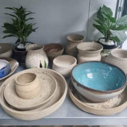 מבחר כלי קרמיקה בעבודת יד על אובניים