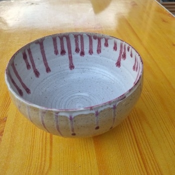 קערת קרמיקה לבנה עיטור אדום