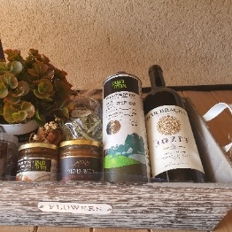 אדנית עץ גדולה ובה שפע כל טוב ארץ ישראל 2