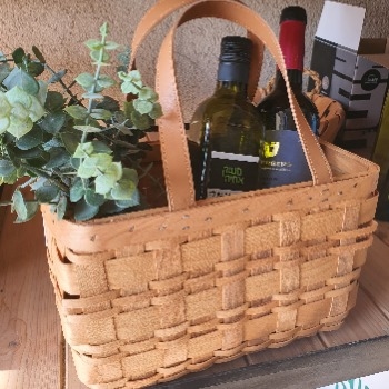 סל עץ קלוע עם שפע של ארץ ישראל