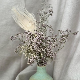 זר LENNY בכד חרס תכלת מעושן