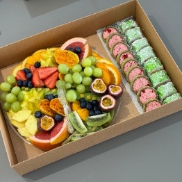 מגש פירות קוטר 30 משולב סושי שוקולד 18 יחידות