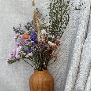 זר RONI בכלי במראה של עץ כפרי