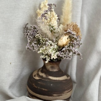 זר BAR בכד חרס פסים שחור שמנת