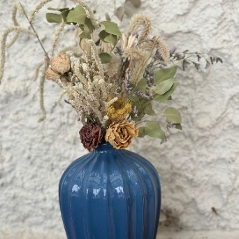 זר ARIA בכלי קרמיקה כחול