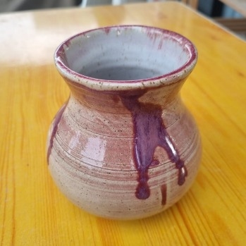 אגרטל קרמיקה קטן מקושט גלזורה סגולה