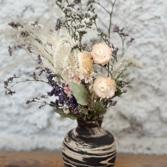 זר BLACK&WHITE בכד חרס פסים כהה