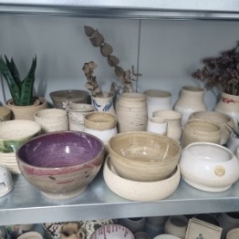 מבחר כלי קרמיקה בהכנת יד על אובניים
