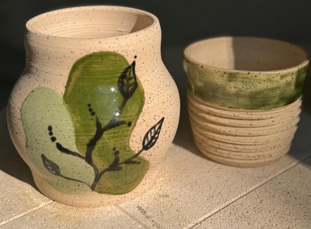 זוג כלים קרמיקה מנוקדת