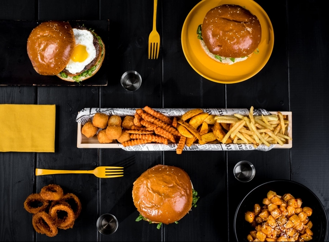 ארוחת 2 המבורגר קלאסי 220 גרם וצ'יפס L