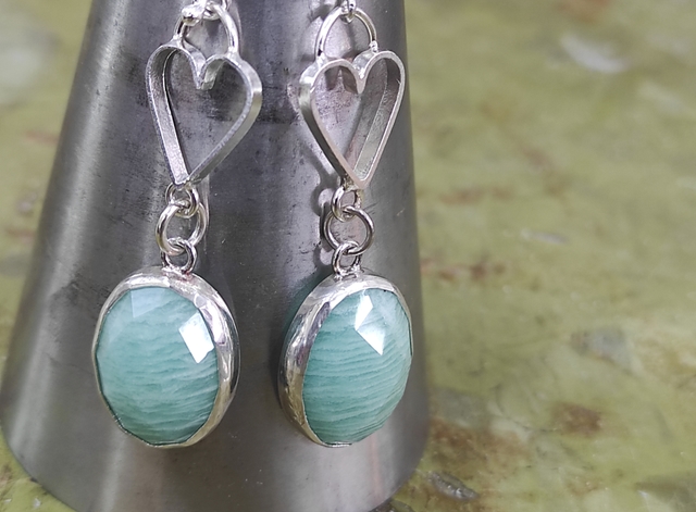 עגילי לב תלויים עם אבן חן