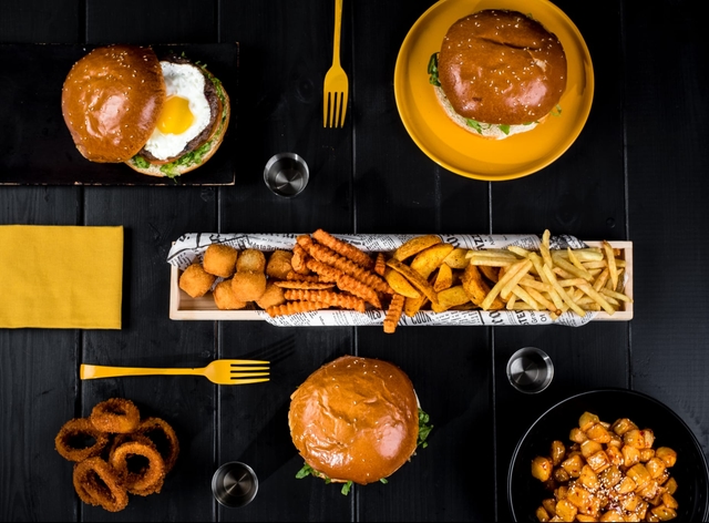 ארוחת המבורגר 220 גרם