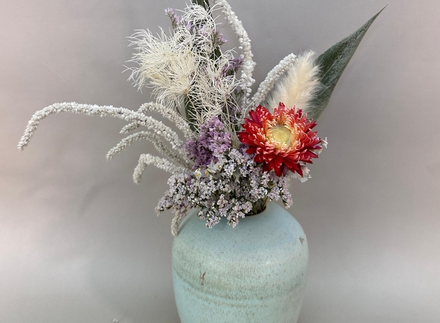 זר RED בכד חרס תכלת מעושן