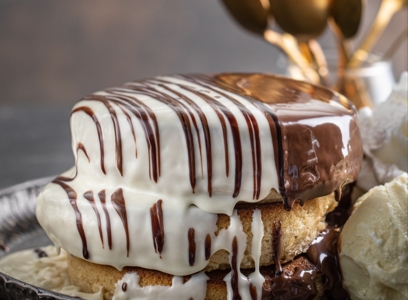 ארוחת חצי קילו גלידה ופנקייקים