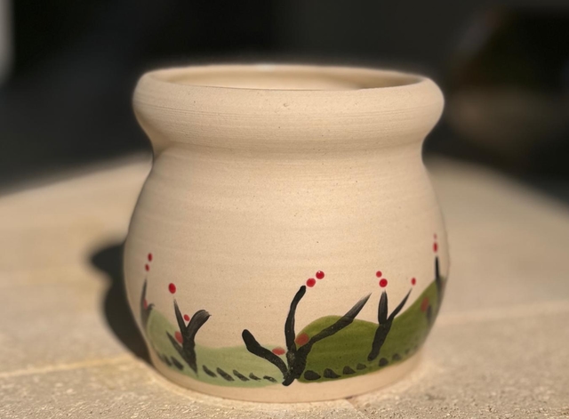 מגוון כלי קרמיקה חימר מנוקד