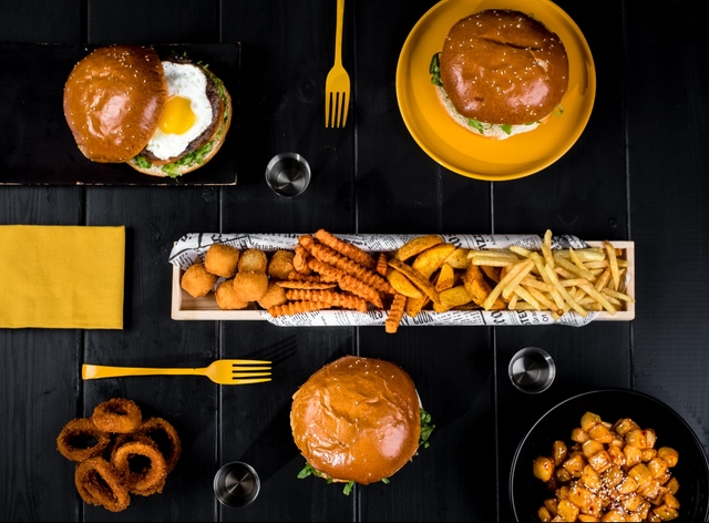 ארוחת המבורגר טלה 220 גרם צ'יפס m ושתיה אישי