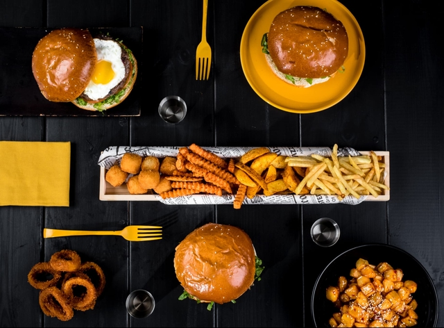 ארוחת המבורגר 300 גרם כולל משלוח בשדרות